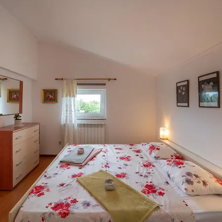 Apartment Sabrina Nearby Porec *